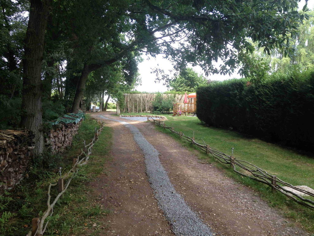 Roulotte Du Petit Bois Vila Theillement Exterior foto