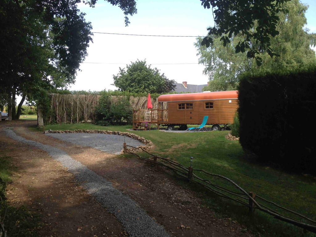 Roulotte Du Petit Bois Vila Theillement Exterior foto
